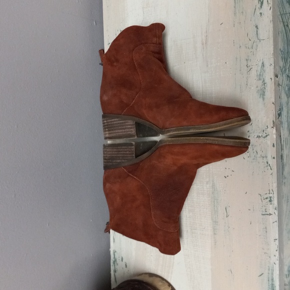 LUCKY BRAND WINE COLORED LEATHER, ZIP BACK ANKLE BOOTS - Picture 10 of 13